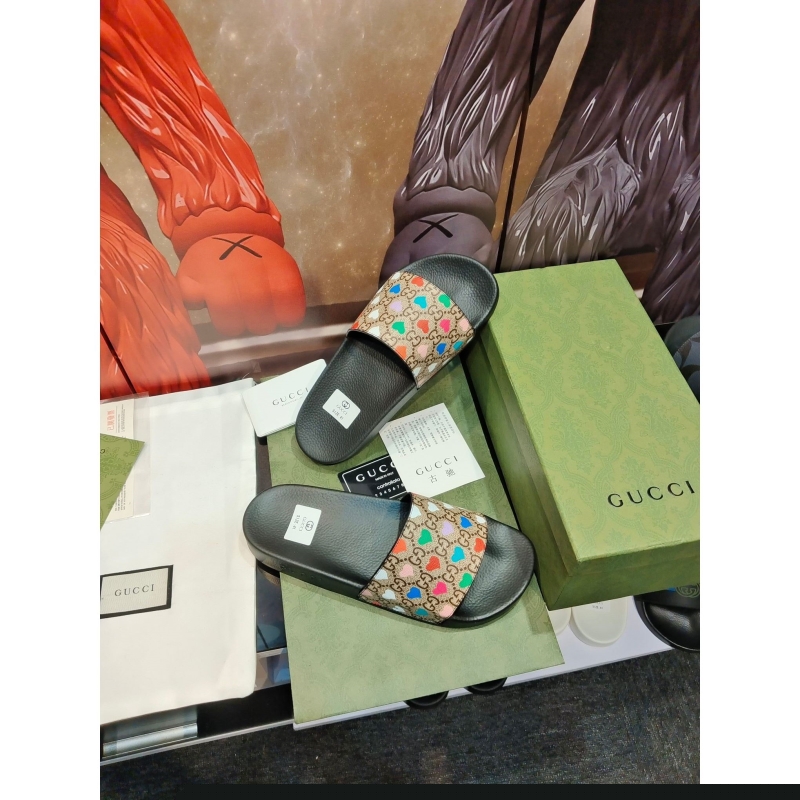G*u*i slippers